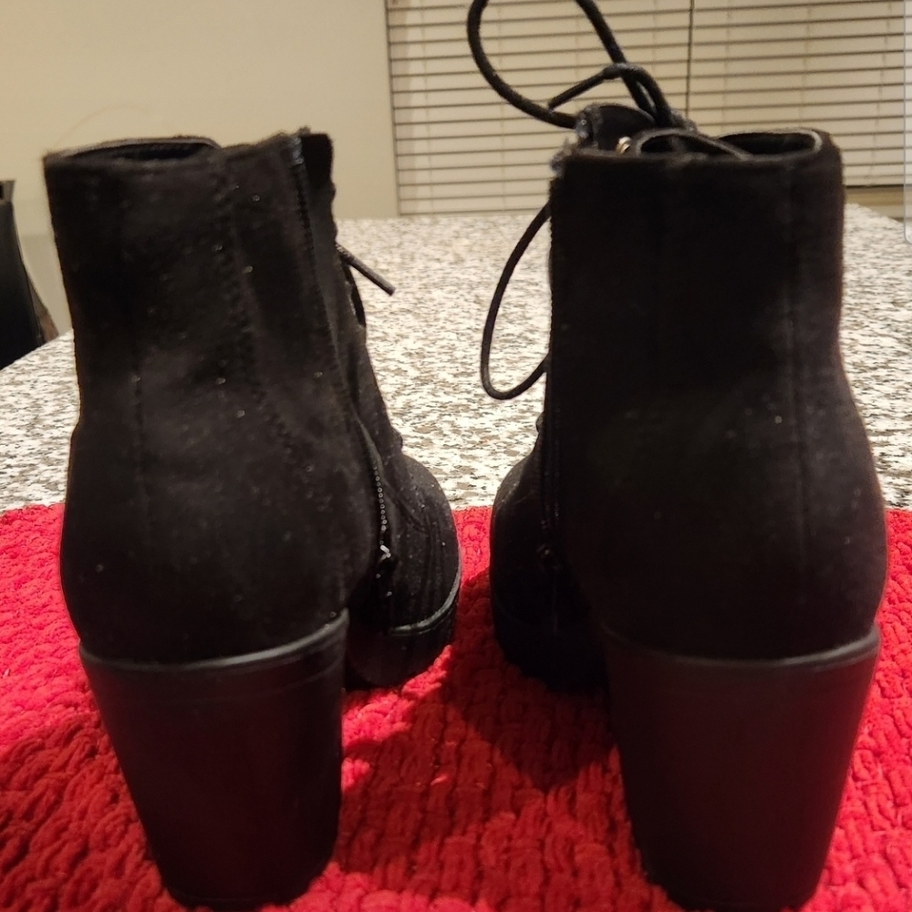 Elegant Black Lace-Up Boots for Women - Picture 2 of 7